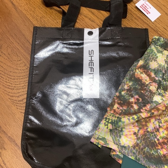 SheFit 2 in 1 Running Shorts Green Conquer and Print Size M NWT - Picture 6 of 12